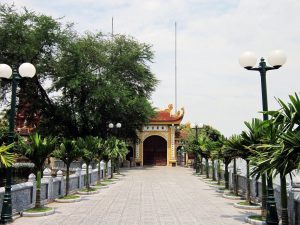 Đường vào chùa Trấn Quốc
